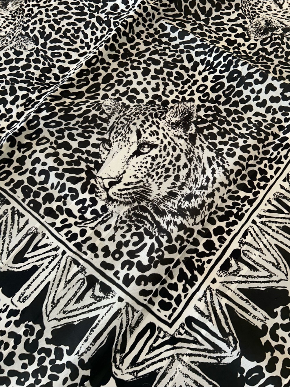 Black & White Leopard Print Silk 🧣 scarf 30“ x 30“ Italian by Nashari